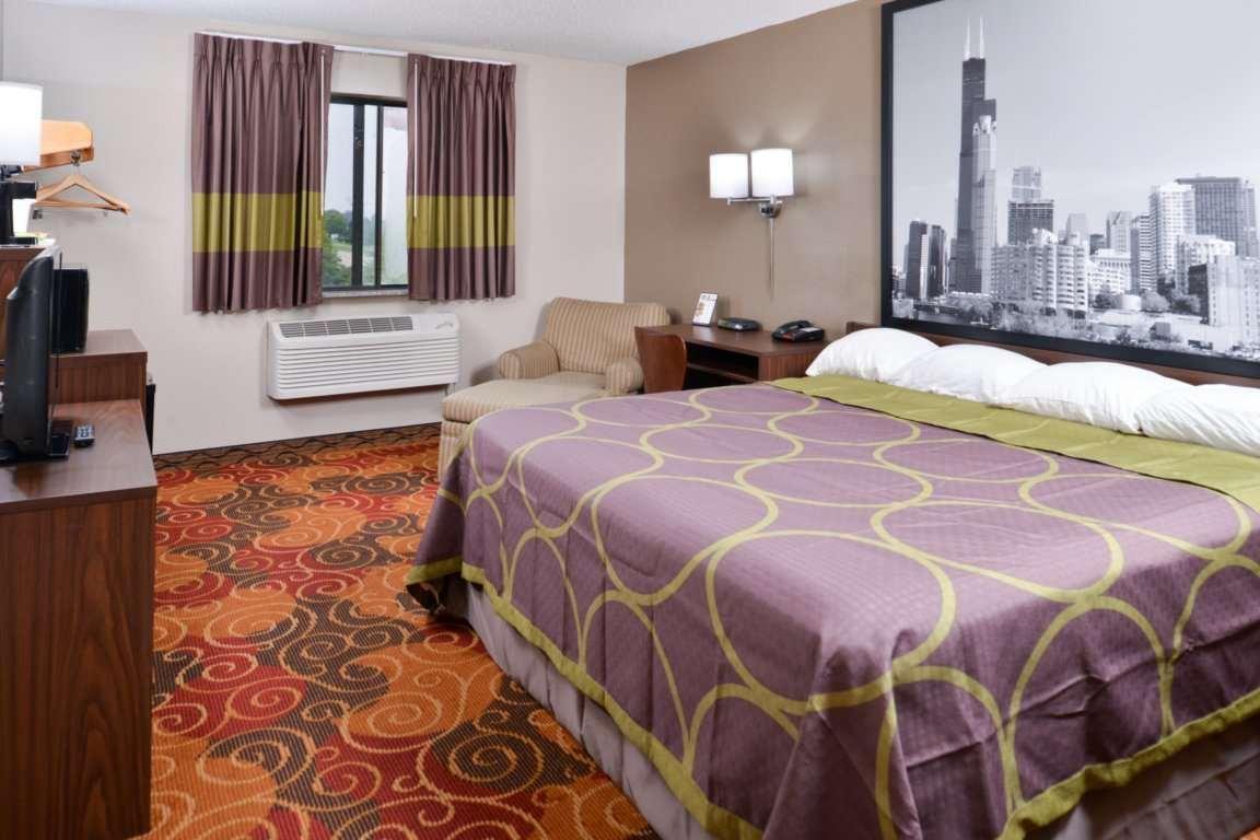 Super 8 By Wyndham Romeoville Bolingbrook Exterior photo
